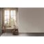 Fensterbank mit Blumen und Dekoration