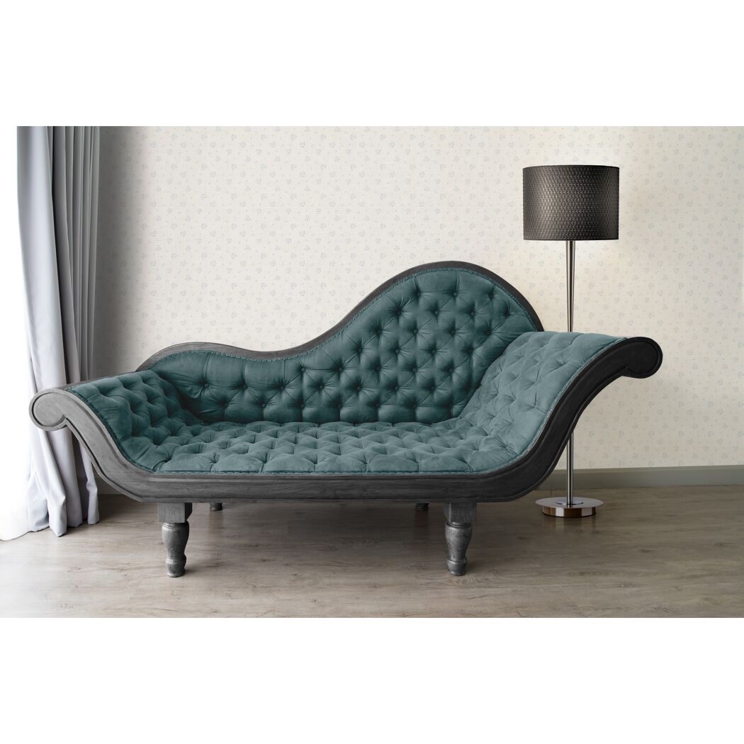 Grüne Chaiselongue neben Stehlampe