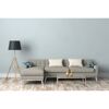 Graues Ecksofa mit Stehlampe und Couchtisch