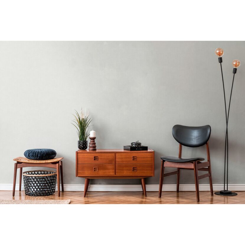 Einrichtung im Retro-Stil mit Kommode und Stuhl