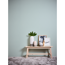 Bank mit Deko vor gepunkteter Wand