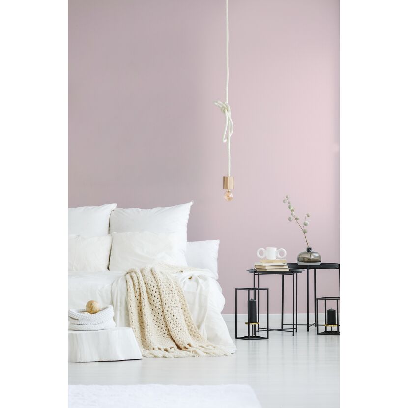 Helles Schlafzimmer mit weißem Bett