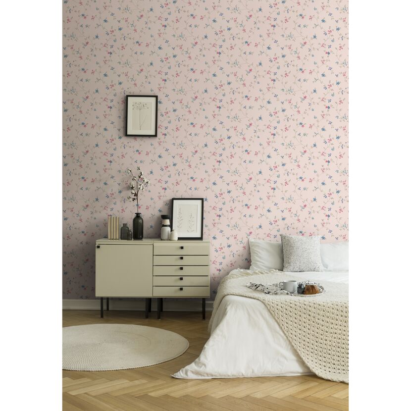 Schlafzimmer mit Blumentapete