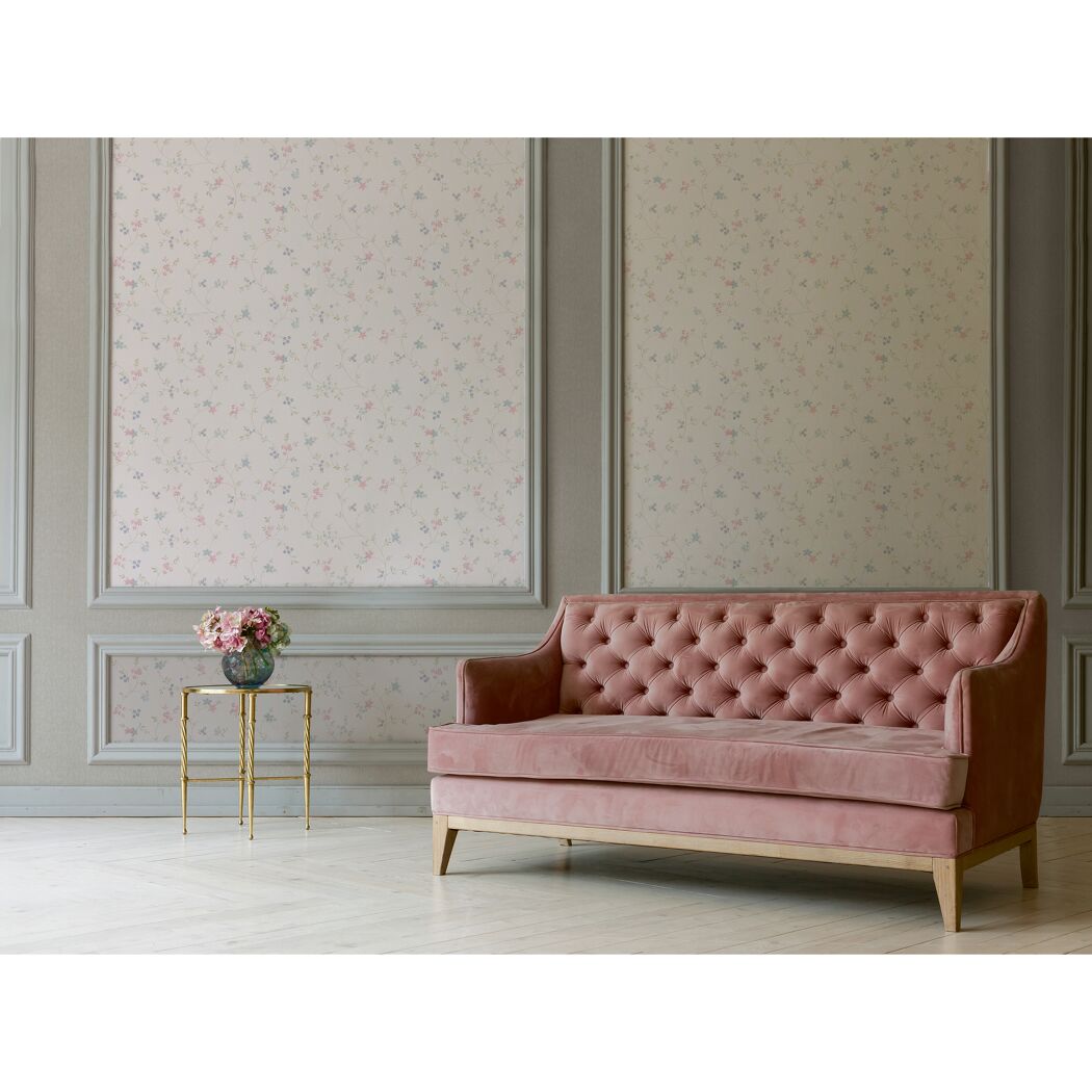 Rosafarbenes Sofa an einer Wand mit Blumentapete