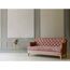 Rosafarbenes Sofa an einer Wand mit Blumentapete