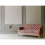 Rosafarbenes Sofa an einer Wand mit Blumentapete