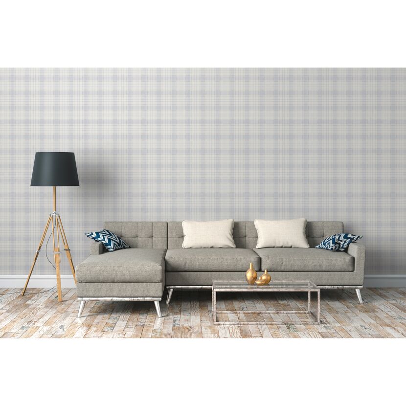 Sofa und Stehlampe vor karierter Wand