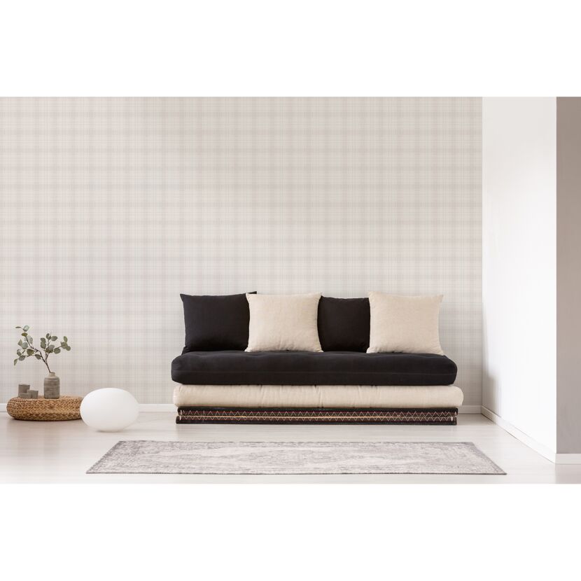 Sofa vor Wand mit beige karierter Tapete