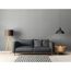 Graues Wohnzimmer mit schwarzem Sofa