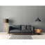Graues Wohnzimmer mit schwarzem Sofa