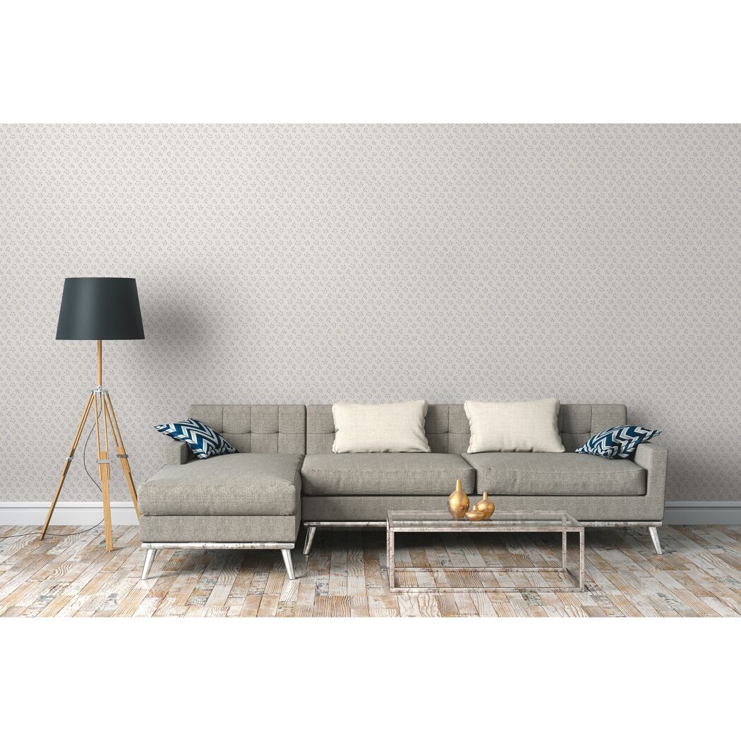 Graues Sofa mit gemusterter Wand