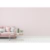 Rosa gemusterte Wand hinter Sofa und Tisch