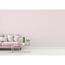 Rosa gemusterte Wand hinter Sofa und Tisch
