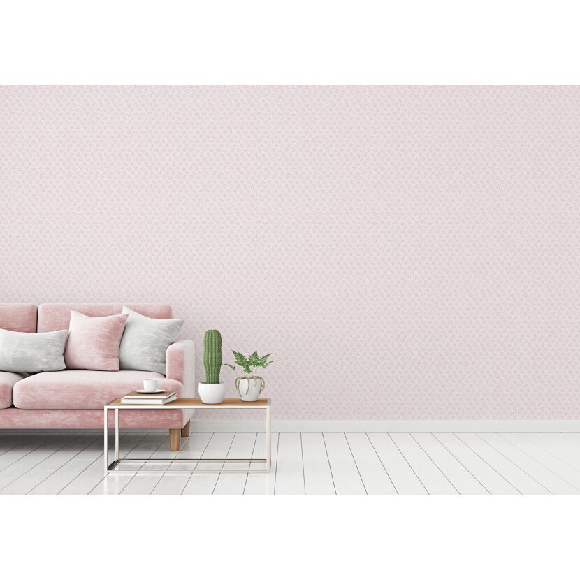 Rosa gemusterte Wand hinter Sofa und Tisch