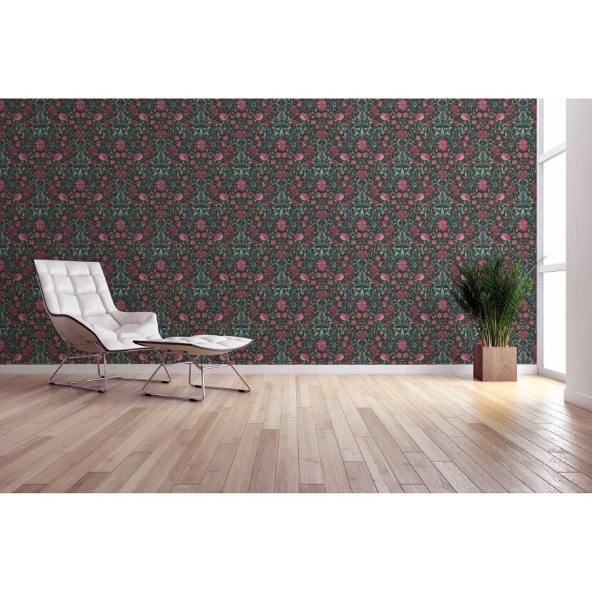 Zimmer mit floral gemusterter Tapete