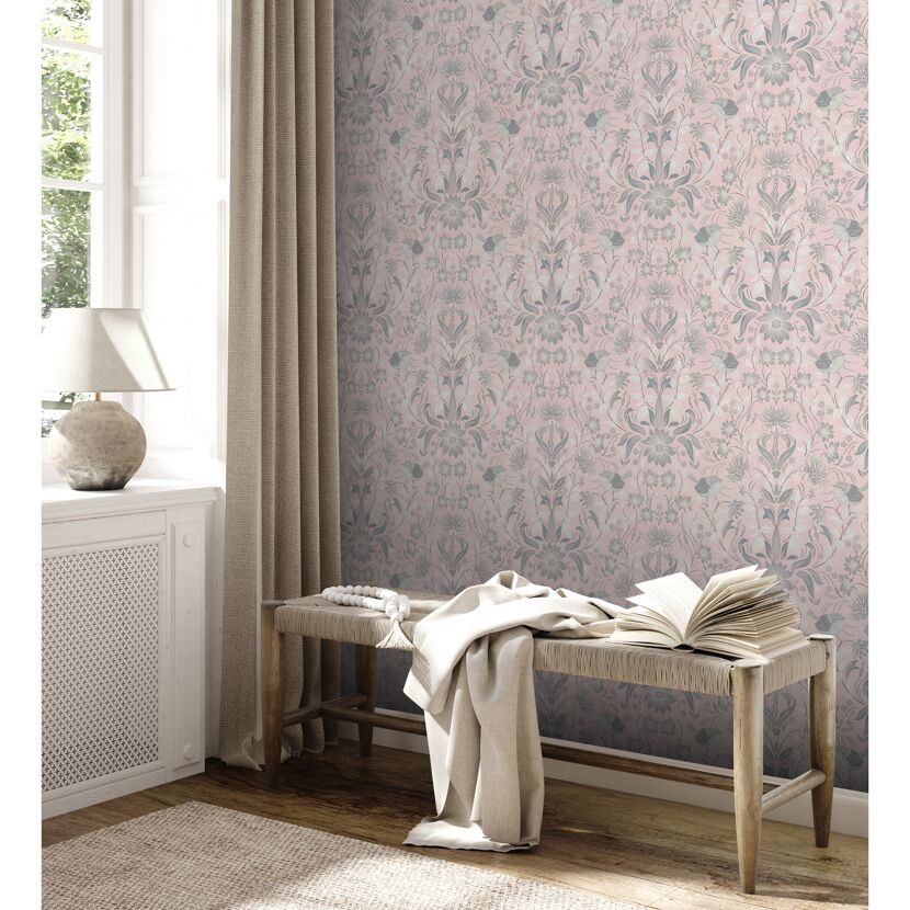 Rosafarbene Blumentapete mit Vogelmotiv an der Wand