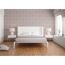Schlafzimmer mit gemusterter Tapete