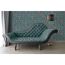 Sofa vor Tapete mit floralem Muster