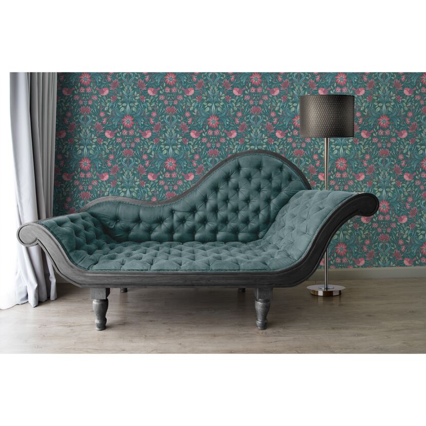 Sofa vor Tapete mit floralem Muster