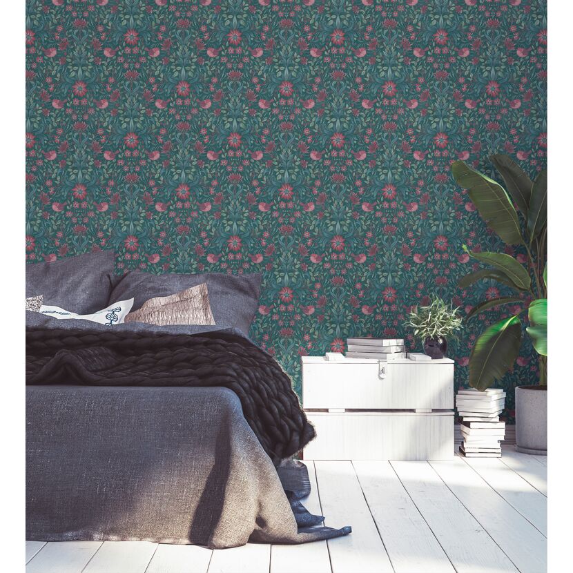 Schlafzimmer mit gemusterter Tapete