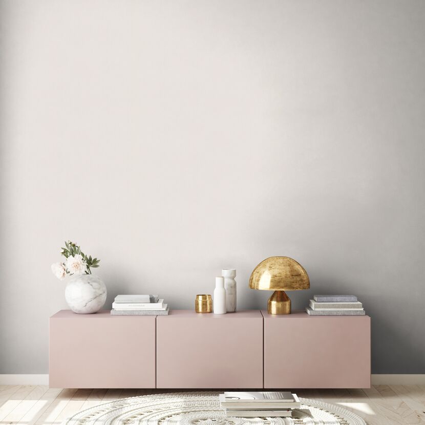 Rosa Sideboard mit Deko