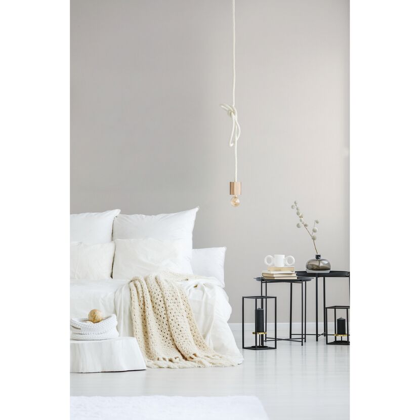 Helles Schlafzimmer mit weißem Bett