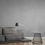 Graues Sofa, Tisch und Leselampe