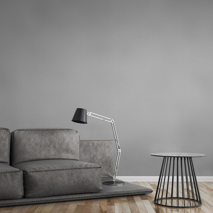 Graues Sofa, Tisch und Leselampe