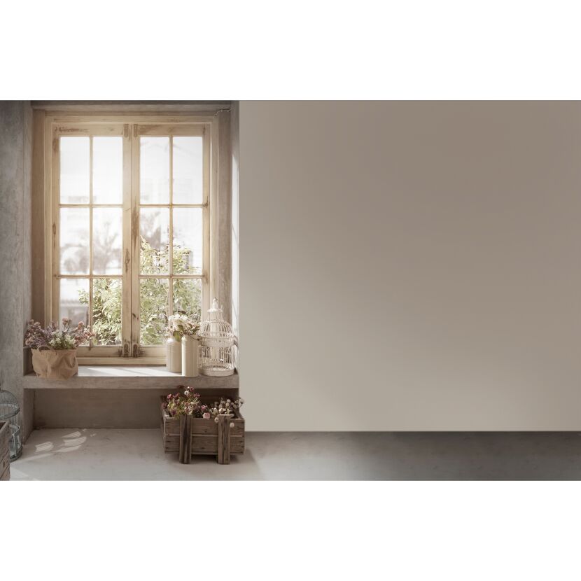 Blumenbank mit Deko am Fenster