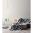 Beiges Sofa mit grauer Decke