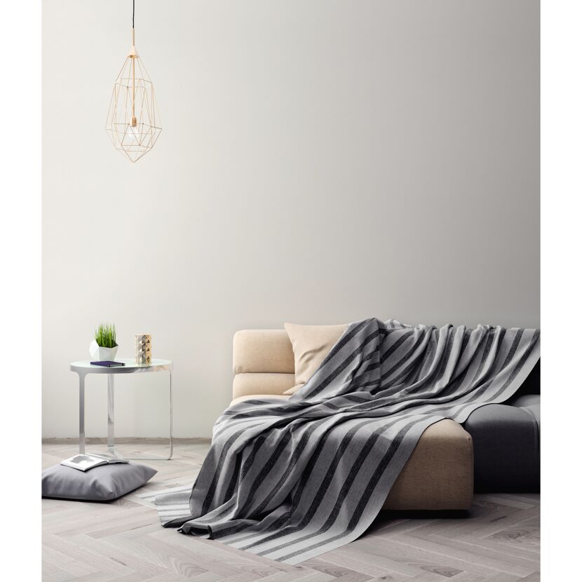 Beiges Sofa mit grauer Decke