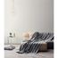 Beiges Sofa mit grauer Decke