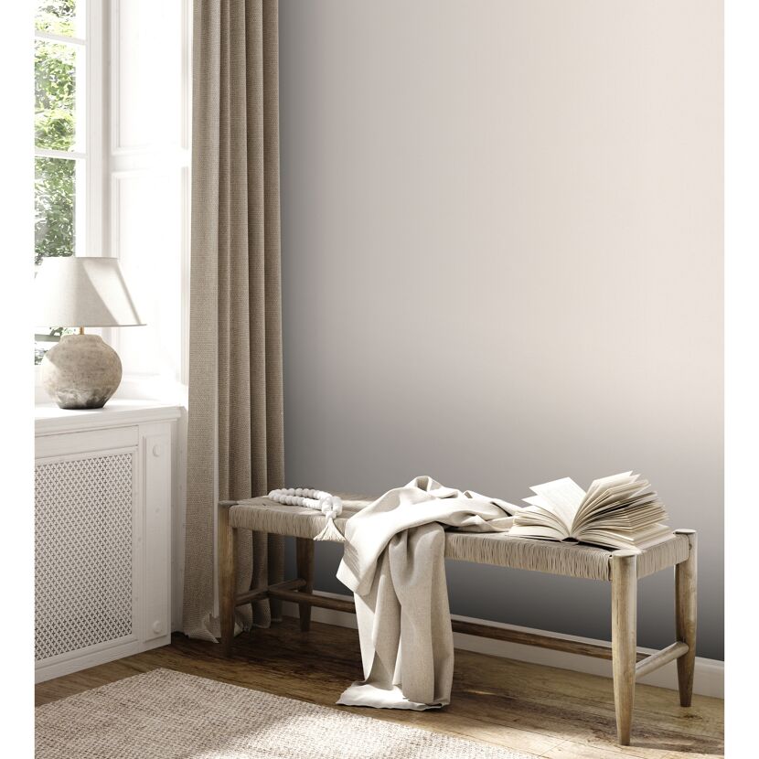 Bank mit Buch und Decke an Wand