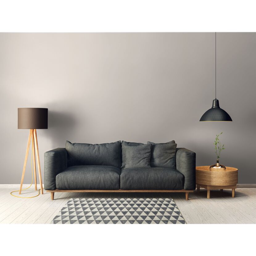 Schwarzes Sofa mit drei Kissen