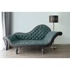 Gepolsterte Chaiselongue und Stehlampe