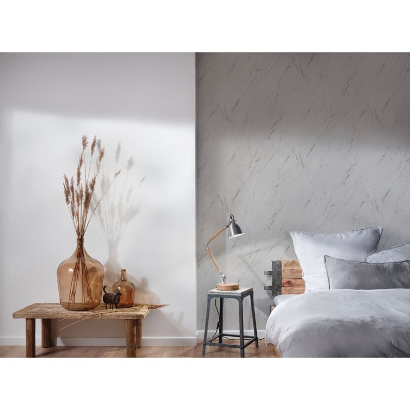 Schlafzimmer mit grauer Vliestapete