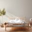 Helles Schlafzimmer mit Bett und Pflanze