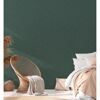 Schlafzimmer mit grüner Vliestapete