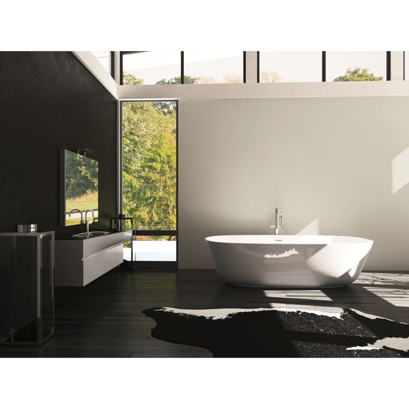 Modernes Badezimmer mit freistehender Badewanne
