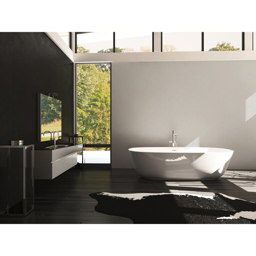 Modernes Badezimmer mit Badewanne