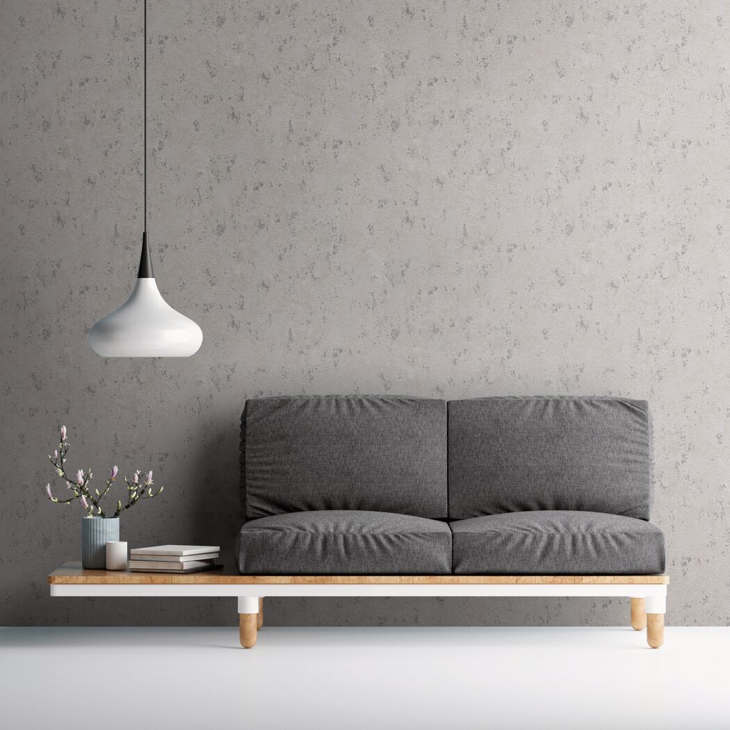 Graues Sofa mit Lampe und Tisch