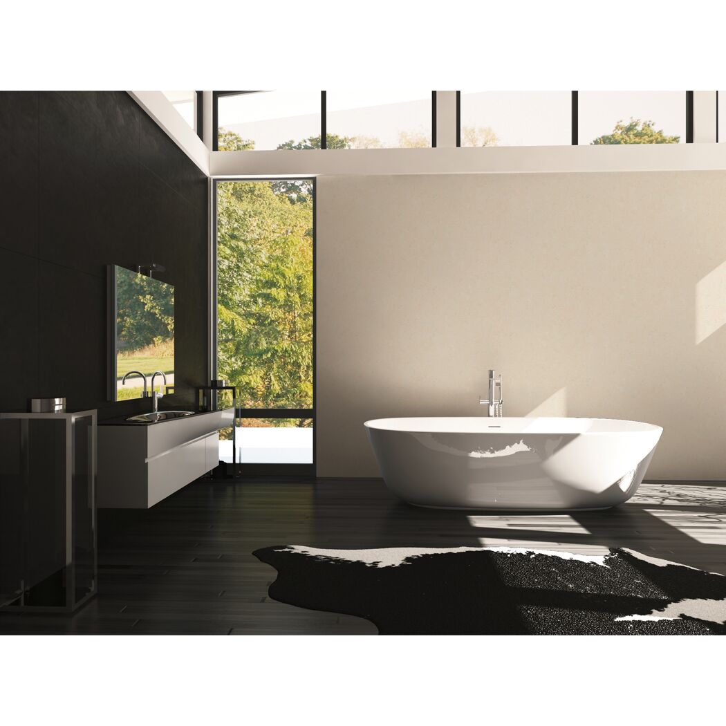 Modernes Badezimmer mit freistehender Badewanne