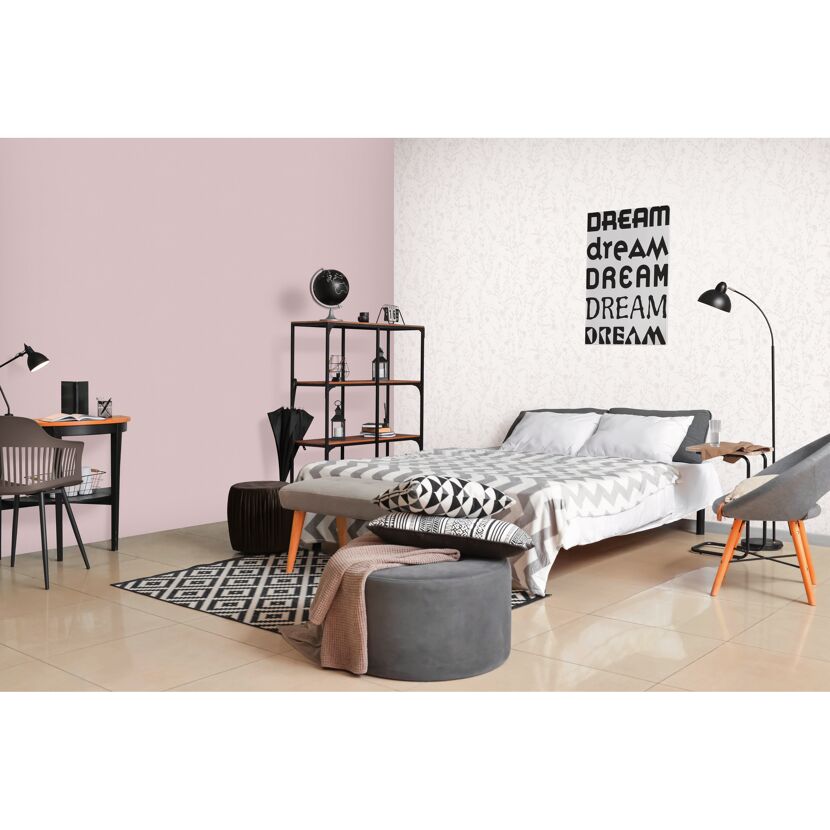 Schlafzimmer mit floral gemusterter Vliestapete