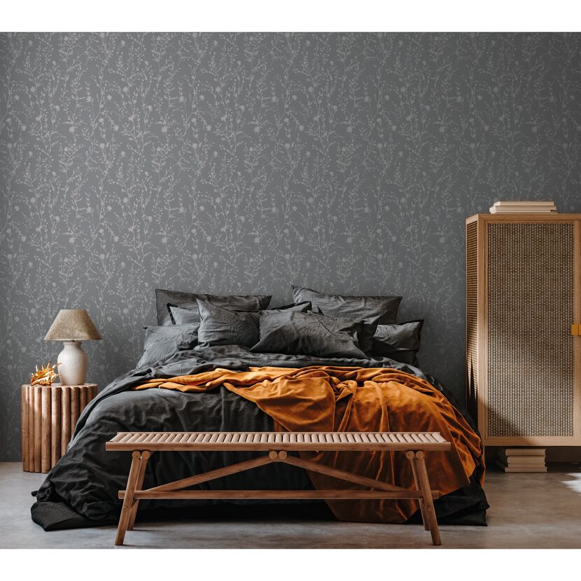 Schlafzimmer mit grauer Blumentapete