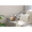 Beiges Sofa mit Kissen und Decke