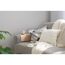 Sofa mit Kissen und Decke