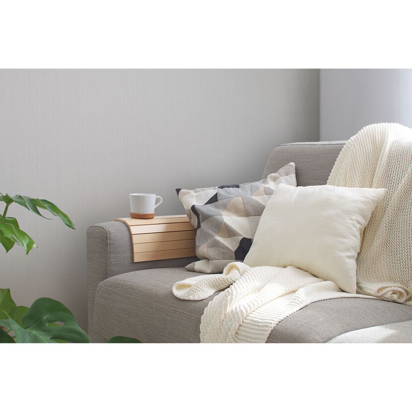 Sofa mit Kissen und Decke