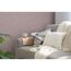 Gemütliches Sofa mit Kissen und Decke