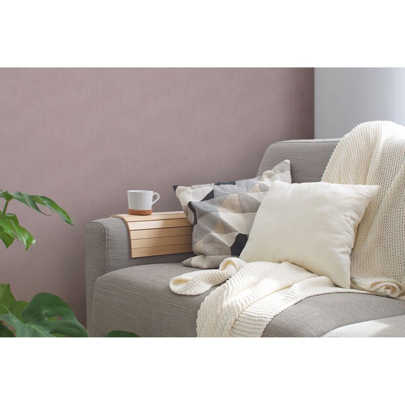Gemütliches Sofa mit Kissen und Decke