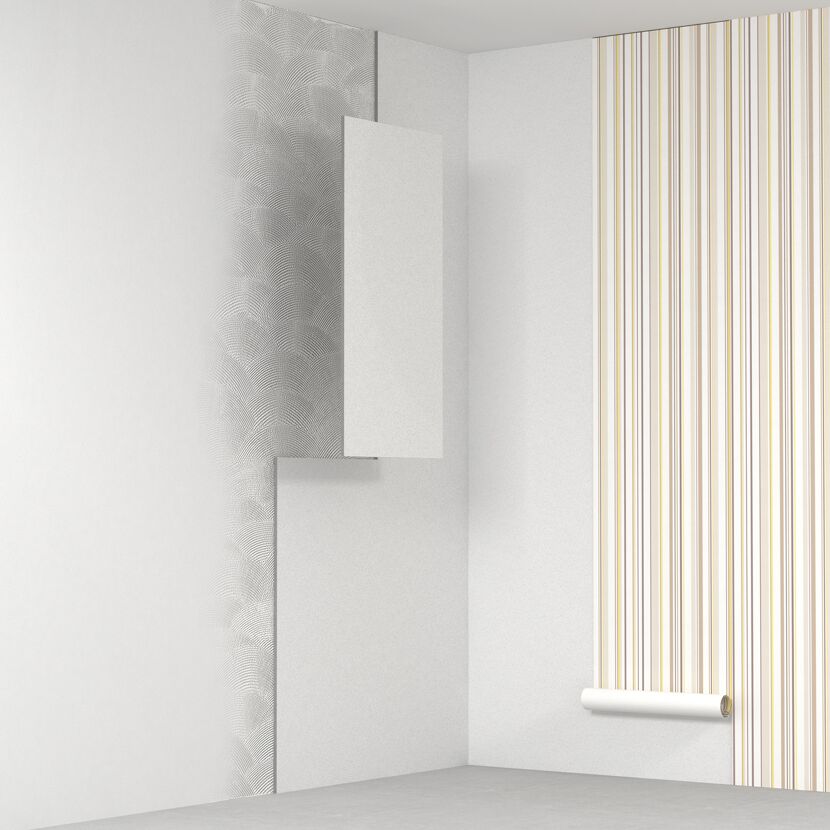 Dämmplatten und gemusterte Tapetenrolle an der Wand